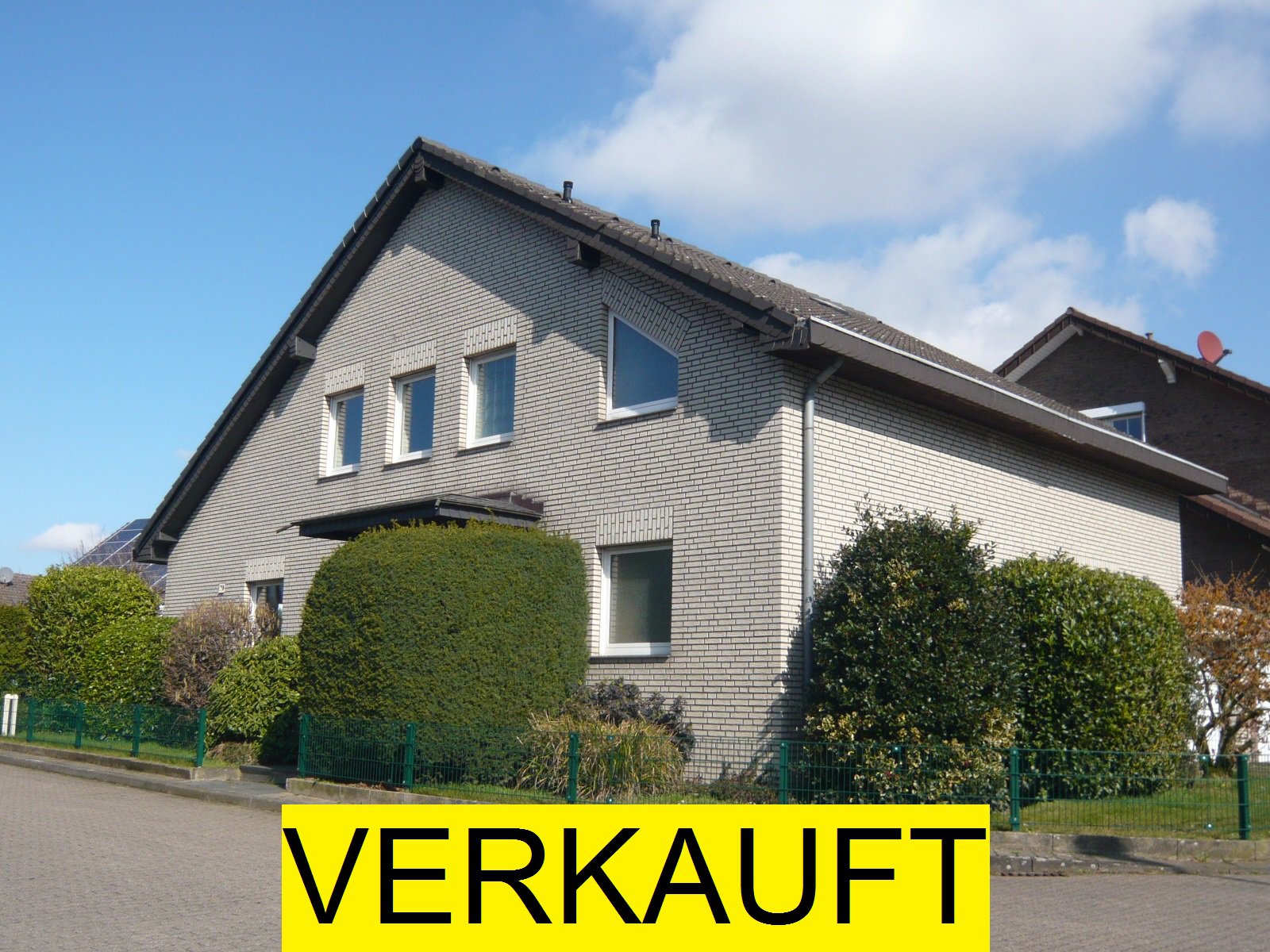 Foto Grosses Einfamilienhaus in Grevenbroich verkauft:
