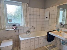 Bad Ansicht 1 ELEGANTE DACHGESCHOSS-WOHNUNG  MIT EINBAUK�CHE IN RHEINN�HE VON MEERBUSCH-B�DERICH ZU VERKAUFEN...