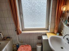 Bad Ansicht 1 DOPPELHAUSH�LFTE MIT GARAGE UND KELLER IN ZENTRALER LAGE VON FRIMMERSDORF ZU VERKAUFEN...