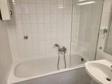 Bad Ansicht 1 BEREITS FREI: RENOVIERTE WOHNUNG MIT EINBAUK�CHE, BALKON UND GARAGE IN ILVERICH ZU VERMIETEN...