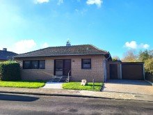 Hausansicht 1 FREISTEHENDER BUNGALOW MIT KELLER UND 2 GARAGEN IN GREVENBROICH-FRIMMERSDORF ZU VERKAUFEN...