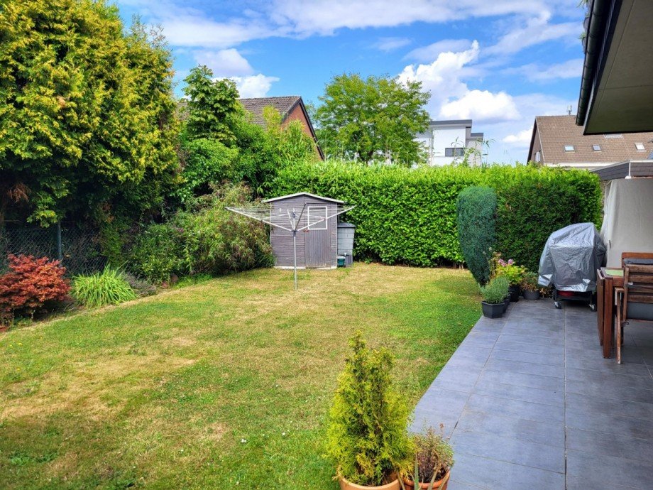 Garten rechts Zweifamilienhaus Grevenbroich