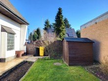 Zugang neben dem Haus FREISTEHENDES HAUS MIT EINLIEGERBEREICH UND SCH�NEM GARTEN IN MEERBUSCH-OSTERATH ZU VERKAUFEN...