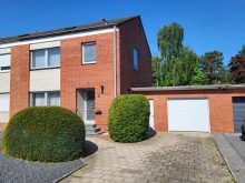 Hausansicht DOPPELHAUSH�LFTE MIT GARAGE UND KELLER IN ZENTRALER LAGE VON FRIMMERSDORF ZU VERKAUFEN...