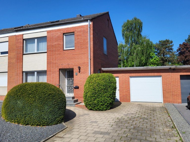 Hausansicht Grevenbroich/Frimmersdorf Doppelhaush�lfte DOPPELHAUSH�LFTE MIT GARAGE UND KELLER IN ZENTRALER LAGE VON FRIMMERSDORF ZU VERKAUFEN...