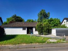 Hausansicht Strasse FREISTEHENDER BUNGALOW MIT KELLER UND GROSSER GARAGE IN FELDRANDLAGE VON TITZ-AMELN ZU VERKAUFEN...