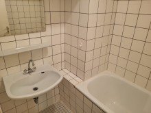 Wannenbad OG REIHENECKHAUS MIT KELLER, GARAGE UND KLEINEM GARTEN IN D�SSELDORF-HEERDT ZU VERKAUFEN...