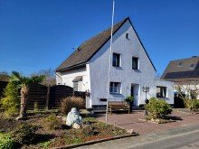 Hausansicht 3 FREISTEHENDES HAUS MIT EINLIEGERBEREICH UND SCH�NEM GARTEN IN MEERBUSCH-OSTERATH ZU VERKAUFEN...