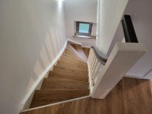 Treppe KLEINES EINFAMILIENHAUS MIT GARAGE UND TOLLEM GARTEN IN NEUSS-REUSCHENBERG ZU VERMIETEN...