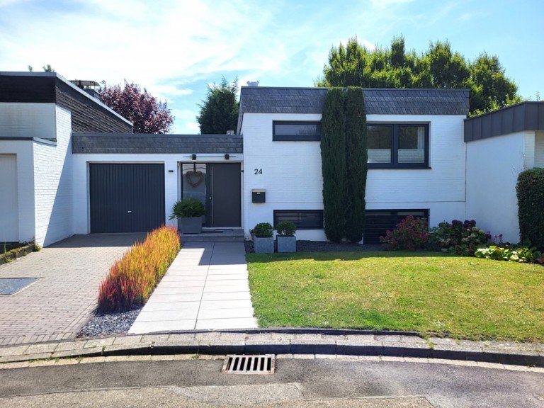 Hausansicht Meerbusch/Str�mp Bungalow SPLIT-LEVEL-BUNGALOW MIT TRAUMHAFTEN GARTEN IN TOP-LAGE VON NEU-SCH�RKESFELD ZU VERKAUFEN...