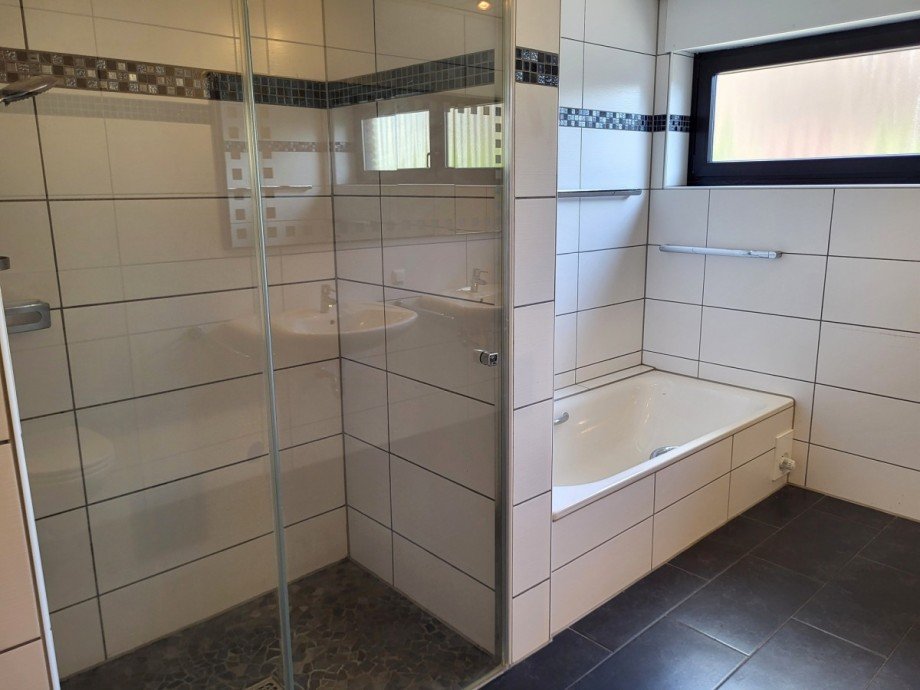Haupthaus Bad Ansicht 2 Zweifamilienhaus Meerbusch/B�singhoven