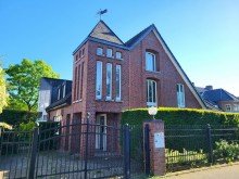 Hausansicht 1 SOLIDES EINFAMILIENHAUS MIT S�DAUSRICHTUNG UND DOPPEL-GARAGE IN ALT-MEERERBUSCH ZU VERKAUFEN...