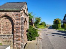 Ruhige Lage FREISTEHENDER BUNGALOW MIT KELLER UND GROSSER GARAGE IN FELDRANDLAGE VON TITZ-AMELN ZU VERKAUFEN...
