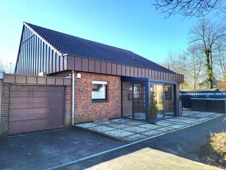 Hausansicht 1 Meerbusch/Osterath Einfamilienhaus FREISTEHENDES EINFAMILIENHAUS MIT GARAGE UND KELLER IN MEERBUSCH-OSTERATH ZU VERKAUFEN...