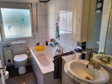 Bad Ansicht 1 FREISTEHENDES HAUS MIT EINLIEGERBEREICH UND SCH�NEM GARTEN IN MEERBUSCH-OSTERATH ZU VERKAUFEN...