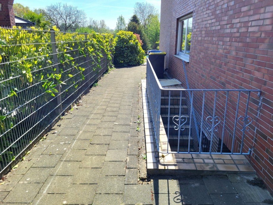 links am Haus Einfamilienhaus Grevenbroich/Kapellen