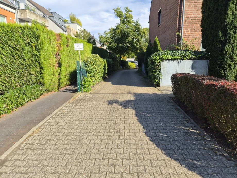Zufahrt Garagen Dachgeschosswohnung Meerbusch/B�derich