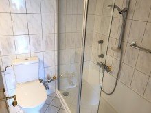 Bad Ansicht 1 BEREITS FREI: HELLE 3-4 ZIMMER WOHNUNG MIT BALKON UND GARAGE IN ESSEN-BURGALTENDORF ZU VERKAUFEN...