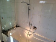 Wannenbad Ansicht 2 WOHNUNG MIT WINTERGARTEN UND EINBAUK�CHE IN DER NEUSSER-BOLSSIEDLUNG ZU VERMIETEN...
