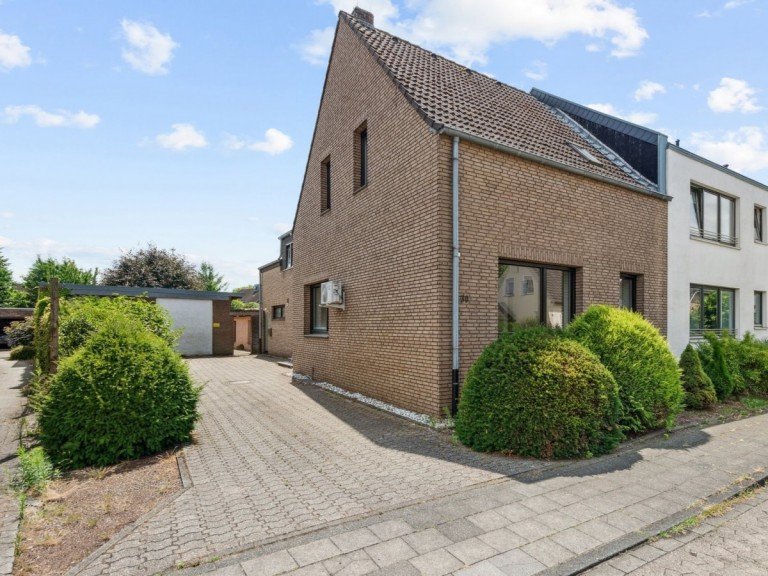 Hausansicht 1 Meerbusch/B�singhoven Zweifamilienhaus HAUS MIT EINLIEGER-APARTMENT, GARAGE, LAGER UND VIEL PLATZ IN MEERBUSCH-B�SINGHOVEN ZU VERKAUFEN...