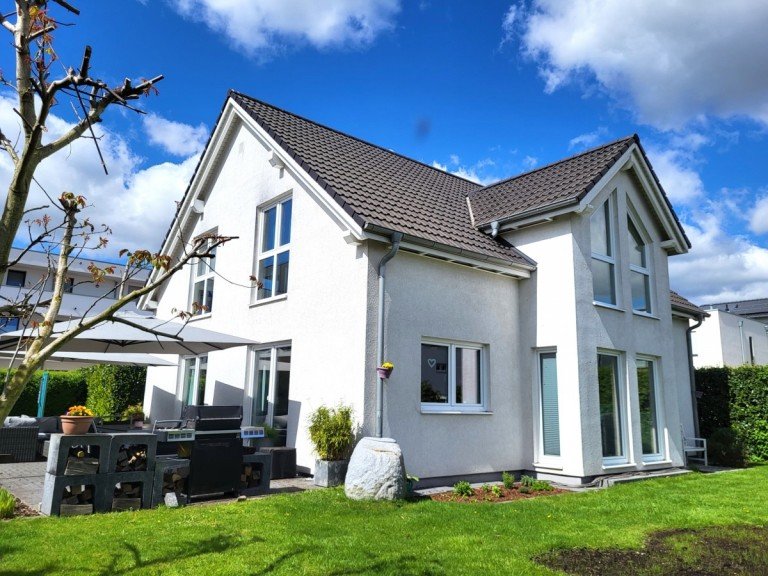 Hausansicht Meerbusch/Str�mp Einfamilienhaus SELTENHEIT: EINFAMILIENHAUS MIT W�RMEPUMPE UND PV-ANLAGE IN MEERBUSCH-STR�MP ZU VERKAUFEN...