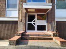 Hauseingang BEREITS FREI: WOHNUNG MIT SONNENBALKON UND GARAGE IN ZENTRALER LAGE VON B�DERICH ZU VERKAUFEN...
