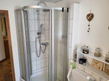 Bad Ansicht 2 VERMIETETE DACHGESCHOSS-WOHNUNG MIT SONNENBALKON UND GARAGE IN GREVENBROICH-CITY ZU VERKAUFEN...