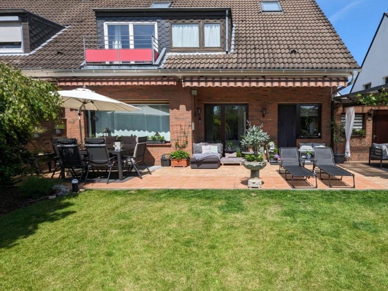 R�ckansicht Meerbusch/Str�mp Erdgeschosswohnung IDEAL F�R 2: GARTENWOHNUNG MIT GARAGE UND HOBBY-ARBEITSBEREICH IN MEERBUSCH-STR�MP ZU VERMIETEN...