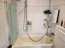 Bad Ansicht 2 4,4% RENDITE: VERMIETETE EIGENTUMSWOHNUNG IM HERZEN VON GREVENBROICH-WEVELINGHOVEN ZU VERKAUFEN...