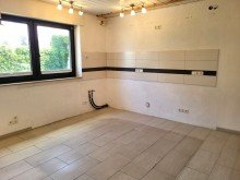 Haupthaus K�che Ansicht 1 HAUS MIT EINLIEGER-APARTMENT, GARAGE, LAGER UND VIEL PLATZ IN MEERBUSCH-B�SINGHOVEN ZU VERKAUFEN...