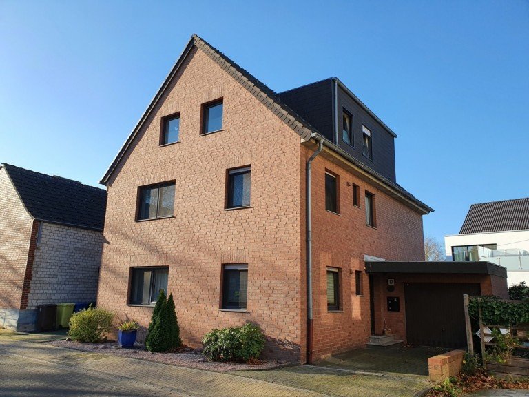 Aussenansicht Meerbusch / B�derich Dachgeschosswohnung 2 ZIMMER-WOHNUNG MIT EINBAUK�CHE IM DACHGESCHOSS EINES 3-FAMILIENHAUSES IN B�DERICH ZU VERMIETEN...