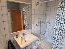 Bad Ansicht 2 ELEGANTE DACHGESCHOSS-WOHNUNG  MIT EINBAUK�CHE IN RHEINN�HE VON MEERBUSCH-B�DERICH ZU VERKAUFEN...