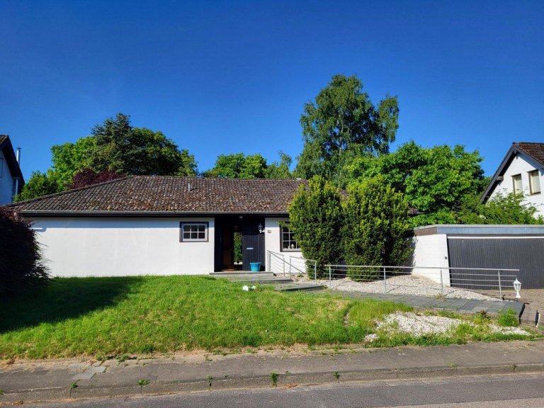 Hausansicht Strasse Titz/Ameln Einfamilienhaus FREISTEHENDER BUNGALOW MIT KELLER UND GROSSER GARAGE IN FELDRANDLAGE VON TITZ-AMELN ZU VERKAUFEN...
