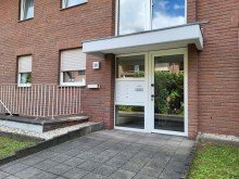 Hauseingang VERMIETETE DACHGESCHOSS-WOHNUNG MIT SONNENBALKON UND GARAGE IN GREVENBROICH-CITY ZU VERKAUFEN...