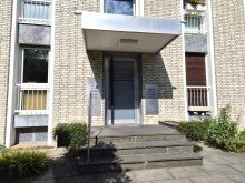 Hauseingang ELEGANTE DACHGESCHOSS-WOHNUNG  MIT EINBAUK�CHE IN RHEINN�HE VON MEERBUSCH-B�DERICH ZU VERKAUFEN...