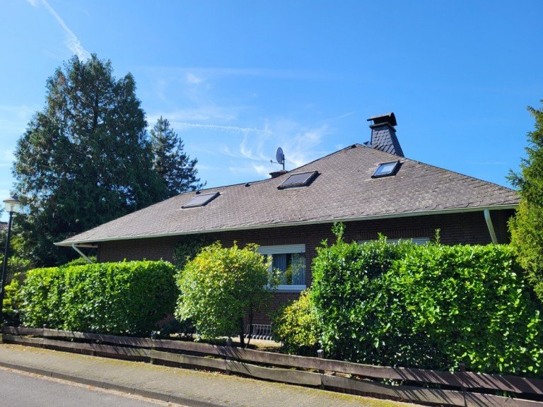 Ansicht Strasse L�dinghausen Einfamilienhaus FREISTEHENDES HAUS MIT ANBAU UND DOPPELGARAGE IN ZENTRALER LAGE VON L�DINGHAUSEN ZU VERKAUFEN...