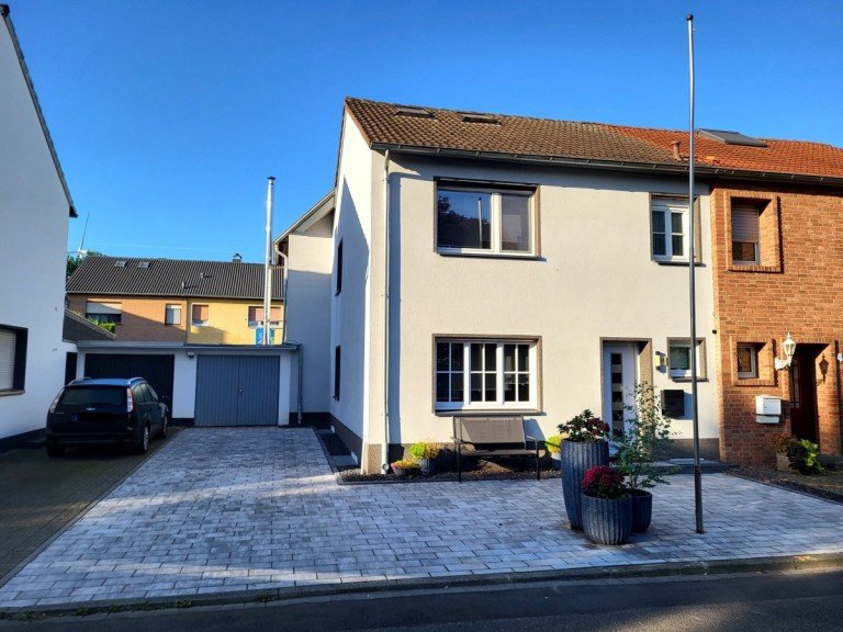 Hausansicht Grevenbroich/Frimmersdorf Doppelhaush�lfte HAUSH�LFTE MIT KELLER UND GARAGE IN RUHIGER LAGE VON GREVENBROICH - FRIMMERSDORF ZU VERKAUFEN...