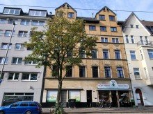 Hausansicht 1 BEREITS FREI: HELLE 2-ZIMMER-WOHNUNG MIT BALKON IN DERENDORF ZU VERKAUFEN...