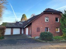 Hausansicht 1 FREISTEHENDES 1-2 FAMILIENHAUS MIT DOPPELGARAGE IM KRANKENHAUSVIERTEL IN GREVENBROICH-STADTMITTE...