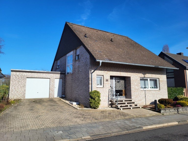 Hausansicht 1 Grevenbroich/Frimmersdorf Einfamilienhaus GROSSZ�GIGES EINFAMILIENHAUS MIT KELLER UND GARAGE IM HERZEN VON GV-FRIMMERSDORF ZU VERKAUFEN...