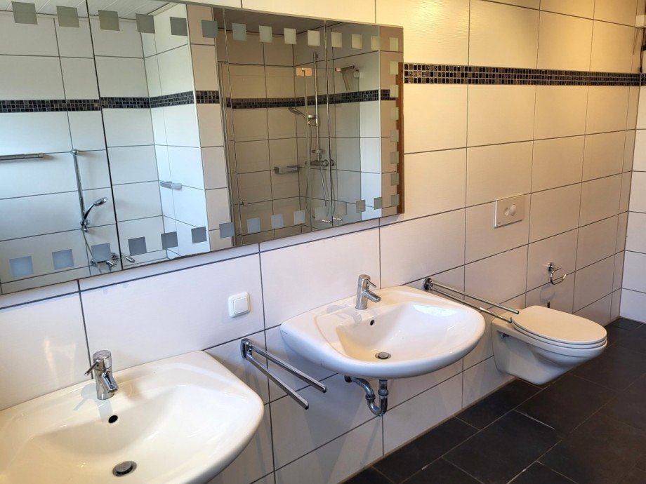 Haupthaus Bad Ansicht 3 Zweifamilienhaus Meerbusch/B�singhoven