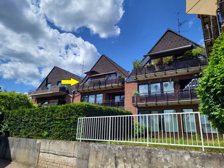 R�ckansicht Meerbusch/B�derich Dachgeschosswohnung DACHGESCHOSS-WOHNUNG MIT BALKON UND EINBAUK�CHE IN ZENTRALER LAGE VON B�DERICH ZU VERMIETEN...