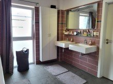 Bad Ansicht 1 SELTENHEIT: EINFAMILIENHAUS MIT W�RMEPUMPE UND PV-ANLAGE IN MEERBUSCH-STR�MP ZU VERKAUFEN...