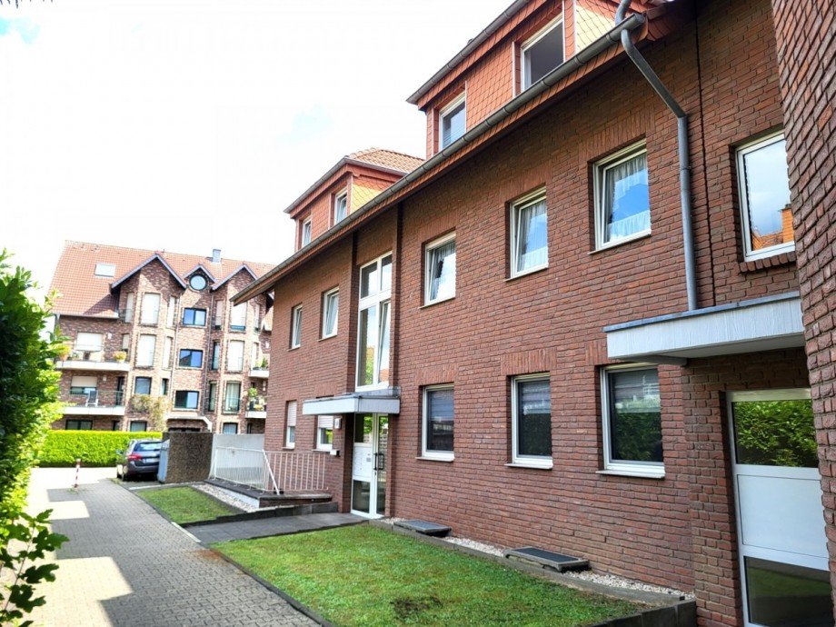 Hausansicht Dachgeschosswohnung Grevenbroich