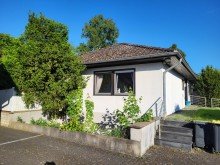 Seitenansicht FREISTEHENDER BUNGALOW MIT KELLER UND GROSSER GARAGE IN FELDRANDLAGE VON TITZ-AMELN ZU VERKAUFEN...