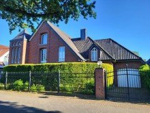 Hausansicht 2 SOLIDES EINFAMILIENHAUS MIT S�DAUSRICHTUNG UND DOPPEL-GARAGE IN ALT-MEERERBUSCH ZU VERKAUFEN...