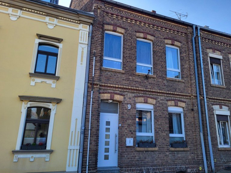 Hausansicht Bedburg/Lipp Reihenhaus REIHENHAUS MIT CHARME UND MODERNER AUSSTATTUNG IN BEDBURG-LIPP ZU VERKAUFEN...