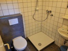 Duschbad OG REIHENECKHAUS MIT KELLER, GARAGE UND KLEINEM GARTEN IN D�SSELDORF-HEERDT ZU VERKAUFEN...