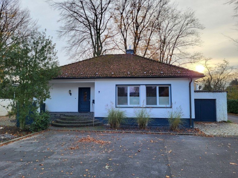 Hausansicht 1 Kaarst Einfamilienhaus KLEINER BUNGALOW MIT KELLER UND GROSSER GARAGE IN RUHIGER LAGE VON KAARST ZU VERKAUFEN...