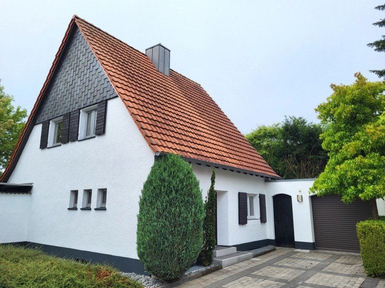 Hausansicht Neuss/Reuschenberg Einfamilienhaus KLEINES EINFAMILIENHAUS MIT GARAGE UND TOLLEM GARTEN IN NEUSS-REUSCHENBERG ZU VERMIETEN...